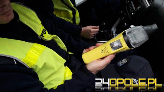 26-latek wyjeżdżając z osiedla uszkodził dwa samochody - wydmuchał ponad 2 promile
