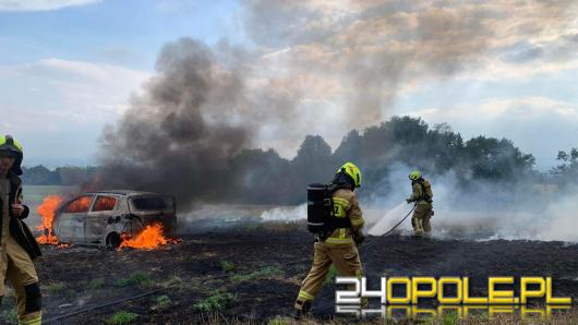 Pożar osobowego mitsubishi na polu. Prawodpodbnie doszło do podpalenia