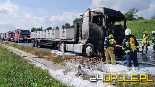 Samochód ciężarowy płonął na autostradzie. Droga była nieprzejezdna długi czas