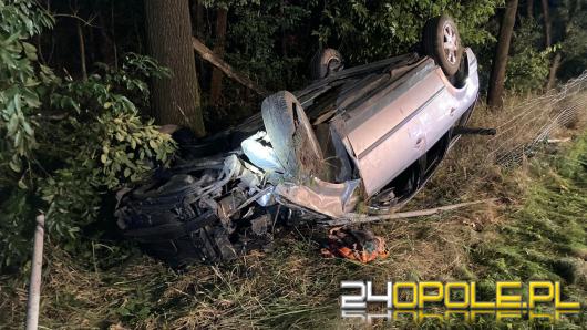 Dachowanie samochodu osobowego na 274 km Autostrady A4. Dwie osoby ranne