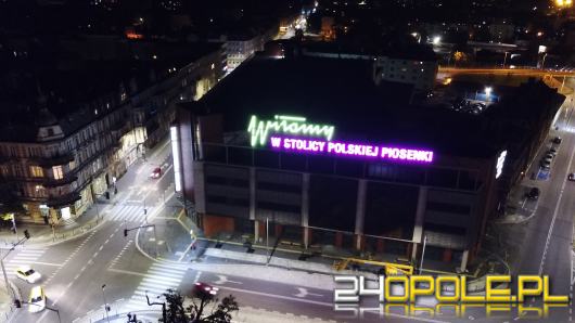 Neonowy napis na Centrum Przesiadkowym Opole Główne pięknie się prezentuje o zmierzchu