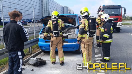 Strażacy jechali na spotkanie w Warszawie. Przy okazji zapobiegli rozwojowi pożaru auta na drodze