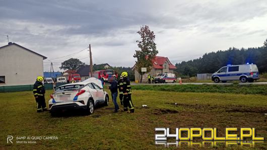 Auto wypadło z drogi i dachowało. Kobieta wiozła pasażerkę i dwójkę niemowląt