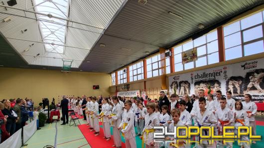 Karatecy prezentowali swoje umiejętności na hali sportowej w Chrząstowicach
