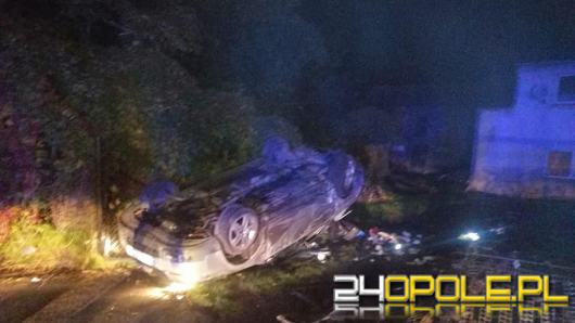 Auto wypadło z drogi i dachowało na terenie posesji