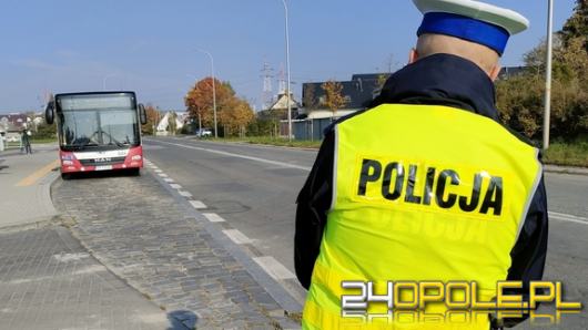 Policjanci prowadzą działania "STOP-BUS"