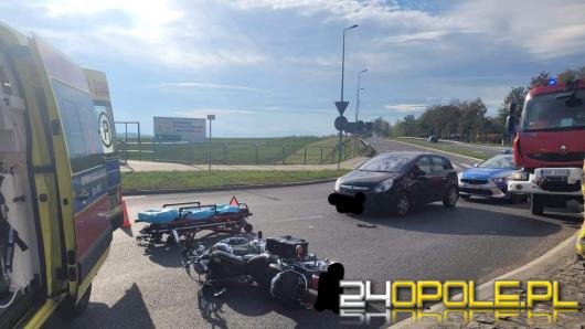Wypadek z udziałem osobówki i motocykla w okolicach Głębinowa
