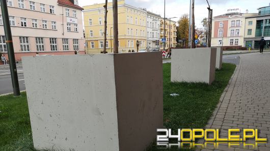Radny Batko pyta o donice. Relokacja betonowych donic kosztowała miasto blisko 60 tys zł