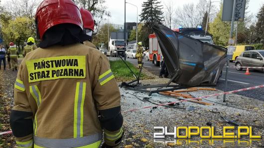 Wypadek na Ozimskiej w Opolu. Auto staranowało przystanek MZK na którym była młodzież