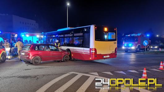Zderzenie autobusu z osobówką na skrzyżowaniu w Opolu 