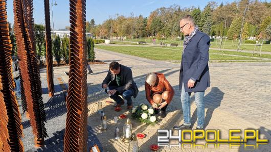 Pomnik ku pamięci ofiar Covid-19 oficjalnie otwarty. Możemy zapalić tam znicz bliskim 