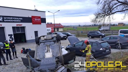 Dachowanie w Suchej. Auto z drogi wpadło na pojazdy w serwisie samochodowym