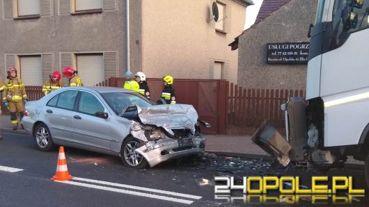 Czołowe zderzenie samochodu ciężarowego i osobówki w Dobrzeniu Wielkim