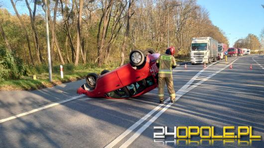 Kierująca osobówką straciła panowanie nad kierownicą. Auto dachowało