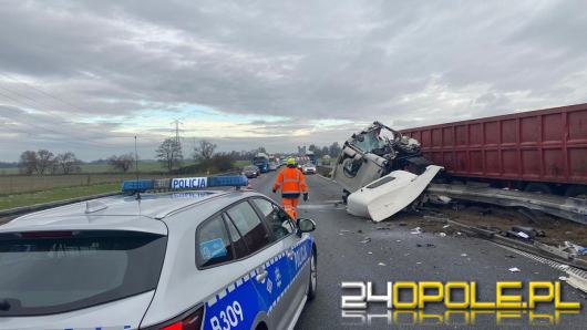 A4 zablokowana w obu kierunkach. Zderzyły się ciężarówka, piaskarka i samochód osobowy 