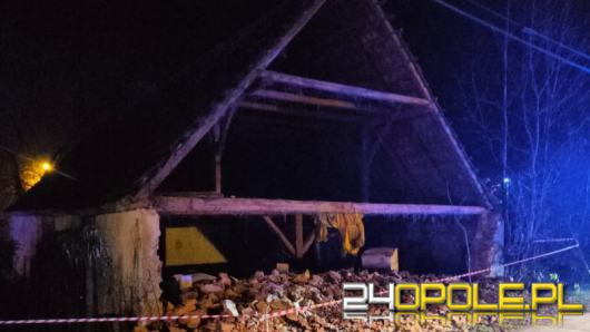 Ściana budynku gospodarczego zawaliła się na drogę krajową. Utrudnienia w powiecie nyskim