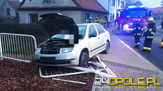 Niebezpieczne zdarzenie w Leśnicy. Samochód potrącił pieszego i zawisł...na moście