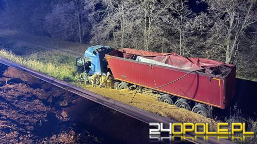 Ciężarówka przewożąca zboże stoczyła się ze skarpy w gminie Dąbrowa