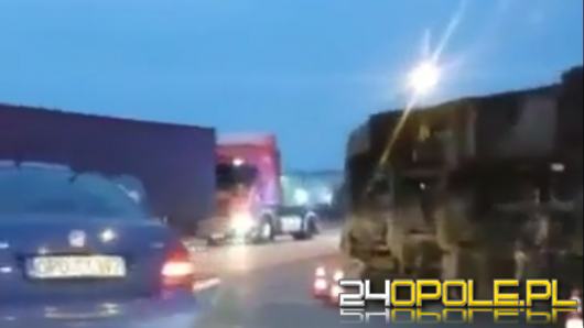 Samochód ciężarowy przewrócił się na rondzie koło Makro