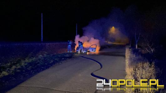 Pożar samochodu na trasie w kierunku Chróściny