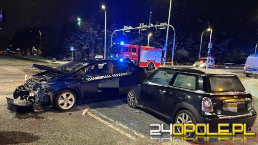 Trzy samochody zderzyły się na skrzyżowaniu w Opolu