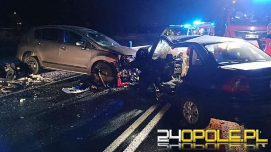 Czołowe zderzenie samochodów osobowych na DK45. trzy osoby trafiły do szpitala