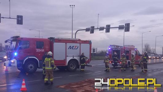 Zderzenie 3 samochodów osobowych na obwodnicy miasta. Jedna osoba trafiła do szpitala