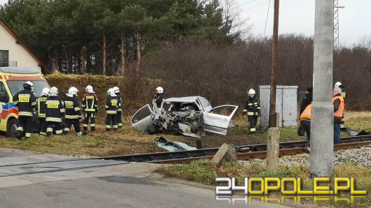 Wypadek w miejscowości Osiny. Samochód wjechał pod szynobus