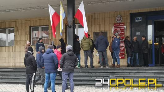 Rolnicy protestują pod Urzędem Wojewódzkim. W tle ukraińskie zboże