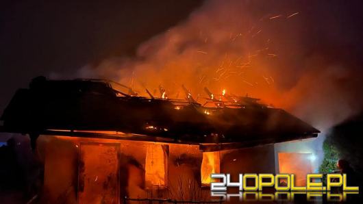 Strażacy działali w nocy przy pożarze budynku garażowego w Starej Kuźni