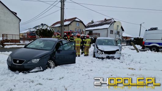 Zderzenie pojazdów w Rozmierzy. Poszkodowana kobieta w ciąży 