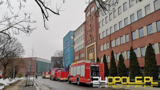 Ewakuacja osób z Wyższej Szkoły Bankowej w Opolu. Wykładowca wyczuł gaz
