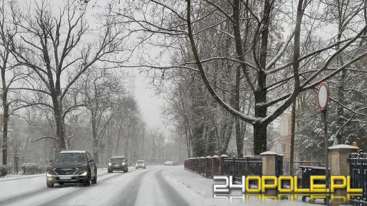 Opady śniegu paraliżują ruch w mieście. Cięższe pojazdy utknęły na wiaduktach i podjazdach