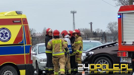 Zderzenie trzech pojazdów na ulicy Fabrycznej. 4 osoby zostały poszkodowane