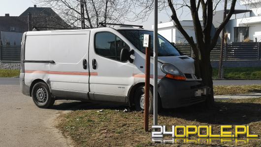 Wjechał w drzewo i uciekł. Policjanci szukają sprawcy zdarzenia z Żelaznej