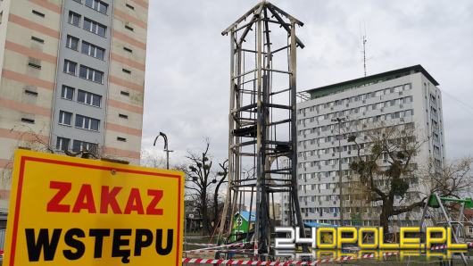 Trwa szacowanie strat po pożarze placu zabaw w Opolu. Policja szuka świadków zdarzenia