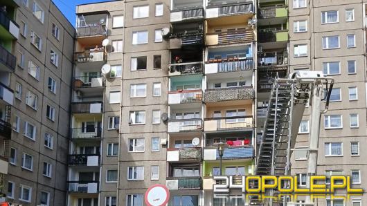 Pożar balkonu w bloku przy Zawiszaków w Opolu