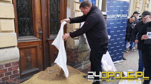 Rolnicy wysypali zboże pod biurem poselskim Katarzyny Czochary. Trwają protesty