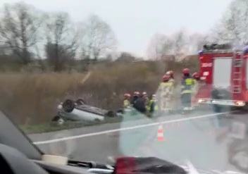 Poranne utrudnienia na obwodnicy Opola. Auto dachowało w rowie