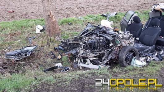 Czołowe zderzenie ciężarówki i samochodu osobowego w powiecie nyskim 