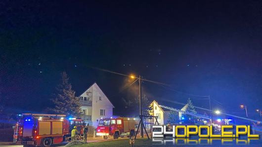 Dramatyczna akcja służb w Wierzbnie. Ogień objął zadaszenie budynku, jedna osoba nie żyje