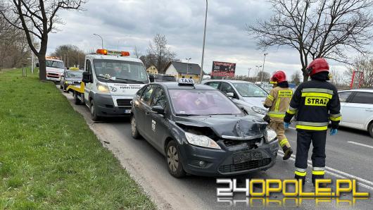 Kolizja trzech osobówek na Wrocławskiej. Uszkodzone dwie kolejne taksówki