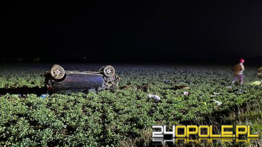 Kierowca opla wypadł z drogi i rozbił auto w polu przy A4. Został pouczony