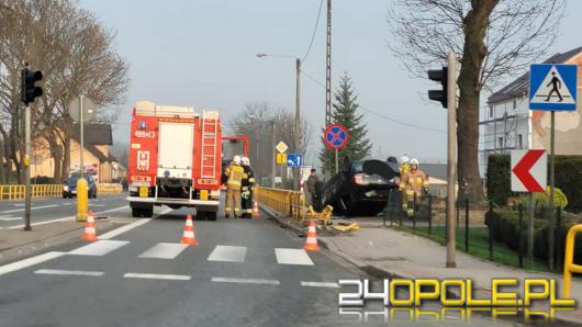 Przejechał skrzyżowanie i dachował. Wypadek w Izbicku