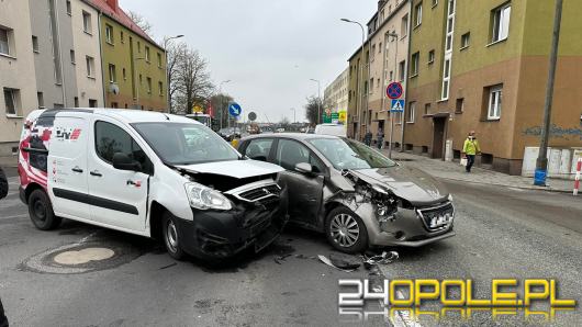 Utrudnienia na ulicy Fabrycznej. Doszło do zderzenia osobówek