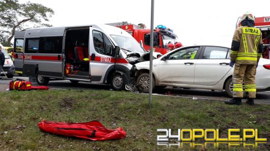 Czołowe zderzenie strażackiego busa i osobówki w miejscowości Schodnia