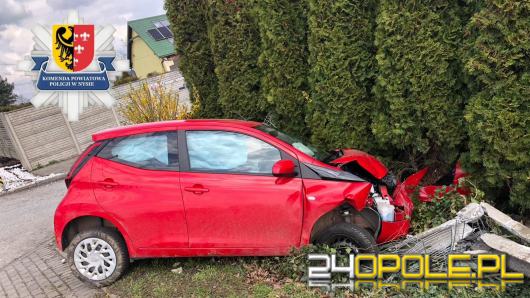 70-letni kierowca wjechał w słup i ogrodzenie. Trafił do szpitala