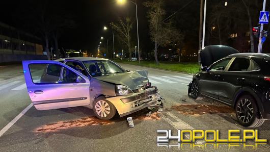 Wypadek na Dambonia. Sprawca uciekł z miejsca zdarzenia pozostawiając pijanego pasażera