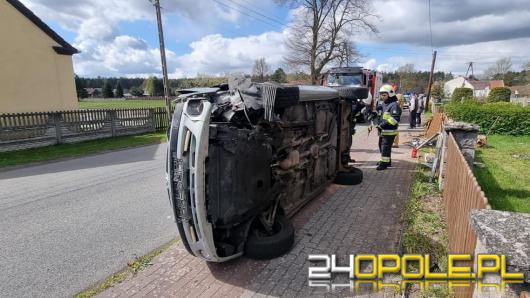 Kierujący renault wjechał w ogrodzenie posesji. Auto przewróciło się na bok