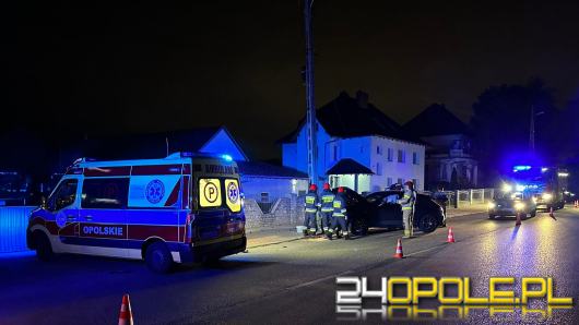 Wypadek na Popiełuszki w Opolu. Samochód uderzył w słup